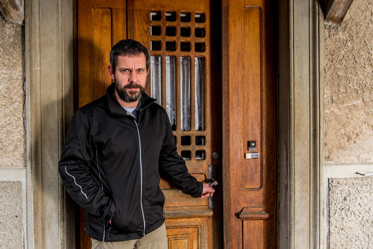 Ernst Suter steht an der Haustür. 